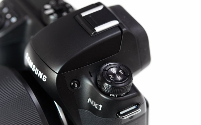Samsung NX1: Die vier Tasten für ISO-Wert, Weißabgleich, Belichtungsmessung und Autofokus sind sehr klein geraten